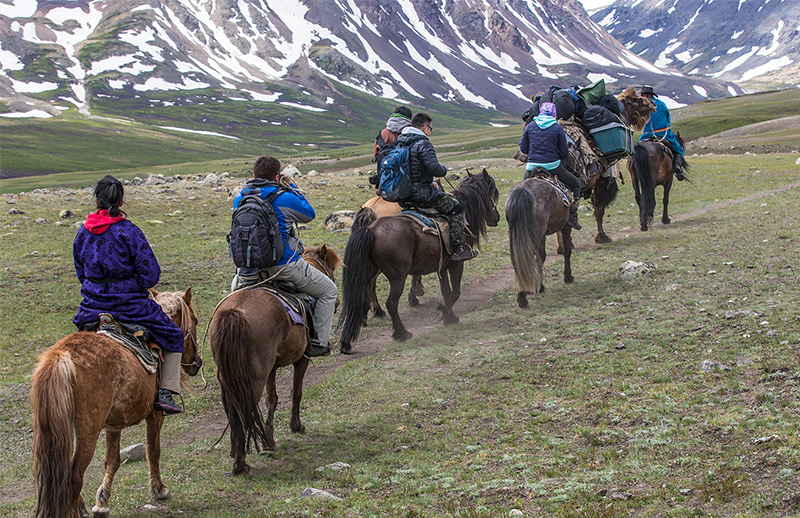 horseback trekking mongolia 